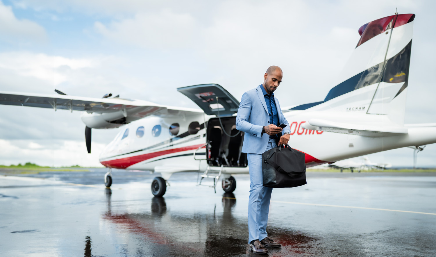 Client corporate devant un avion Tecnam Air Inter Iles